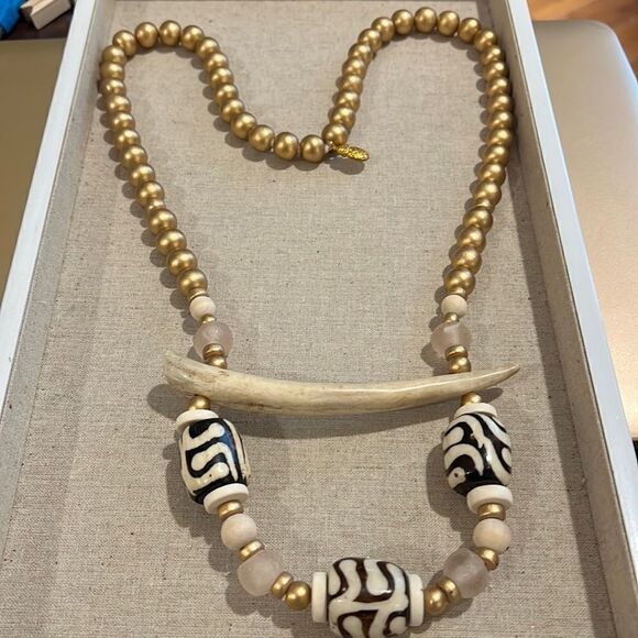 New Southern Touch Bead Necklace with Brown Details and Tooth